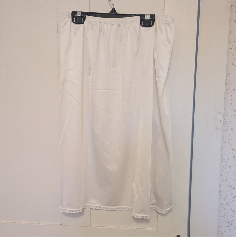 🤍 Vanity Fair Cream Half Slip Skirt Nylon M Going Out Date Night - Picture 8 of 8